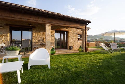 House in the countryside near the sea with a pool. Le Rose