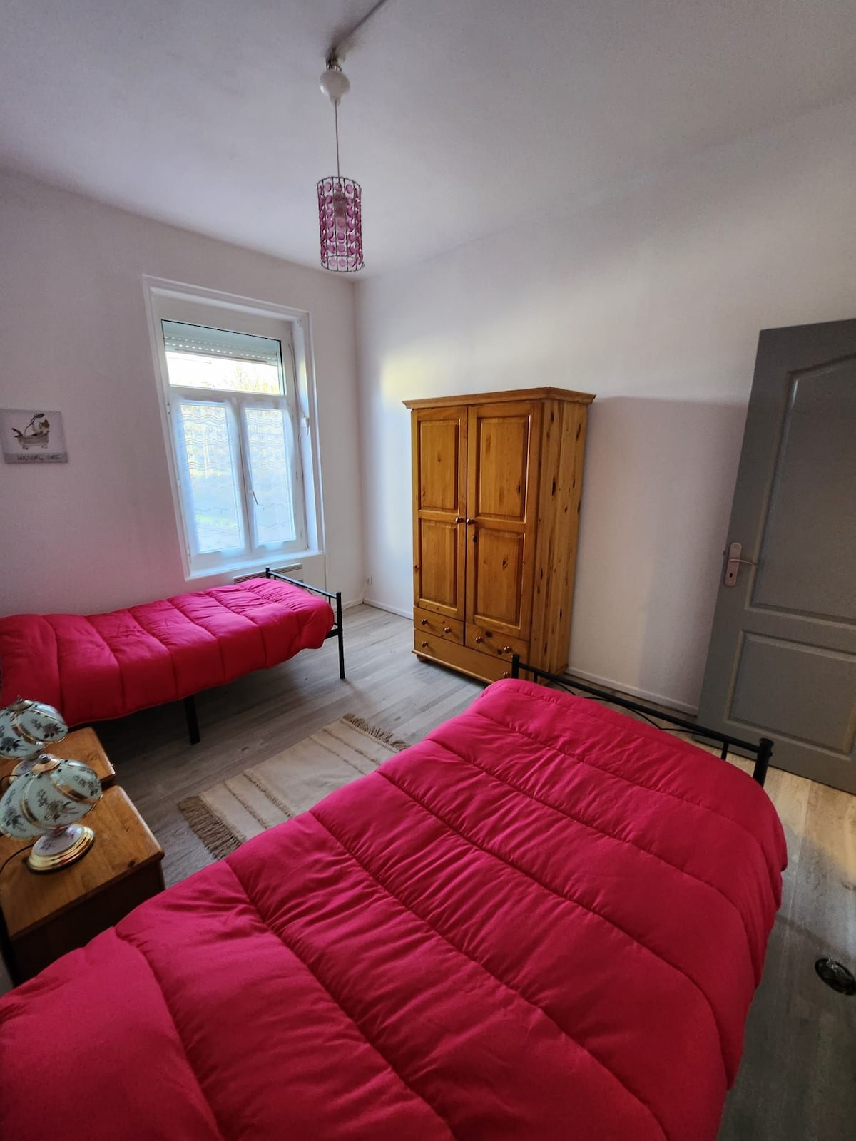 Beddengoed 1 boven met 2 eenpersoonsbedden en een kledingkast.