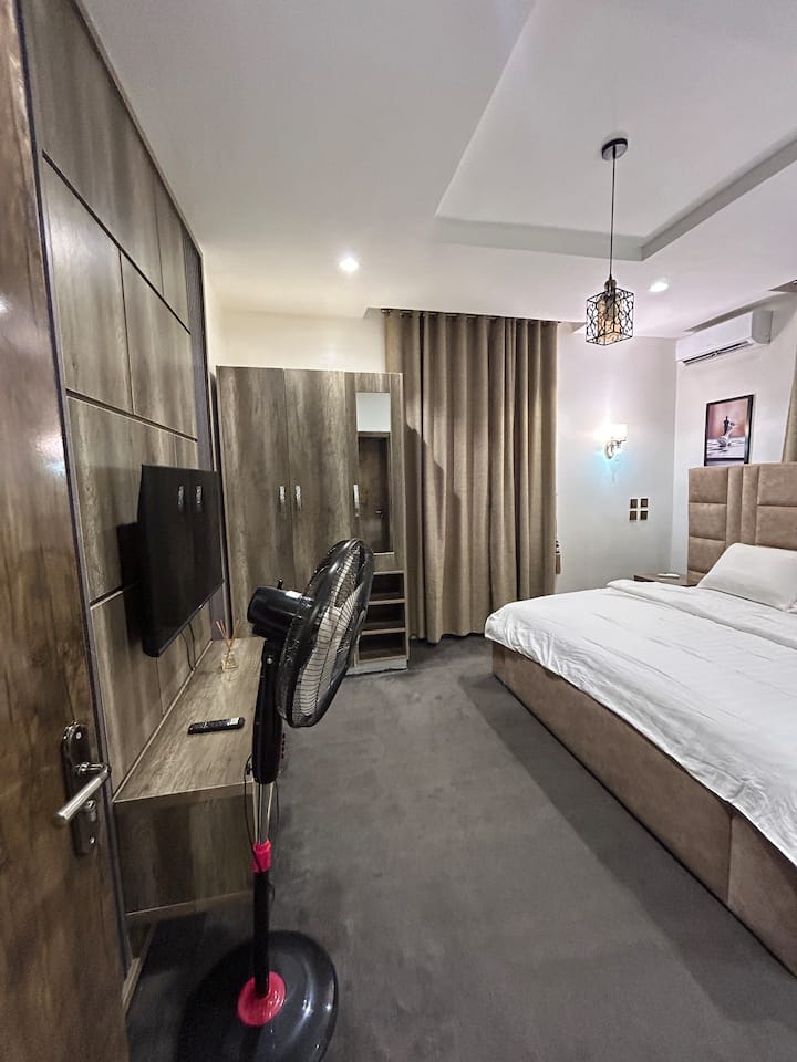 ห้องนอนที่หรูหราของเรา ที่พักผ่อนที่เงียบสงบสำหรับการพักผ่อนและการผ่อนคลาย