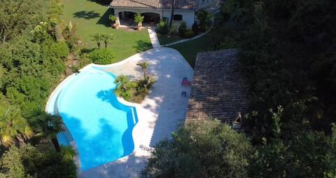 Luxury villa for 10 people – game room – pool