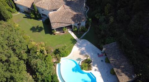 Luxury villa for 10 people – game room – pool
