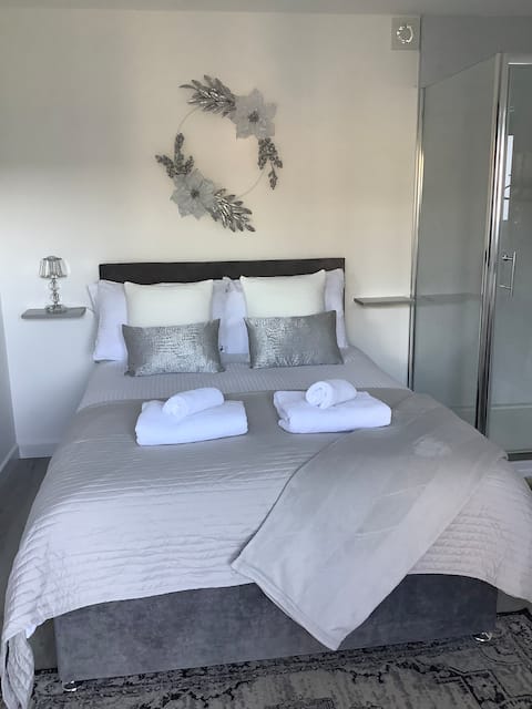 Top Airbnb: Mudeford Gem Accommodation -Pets Welcome ! in Christchurch