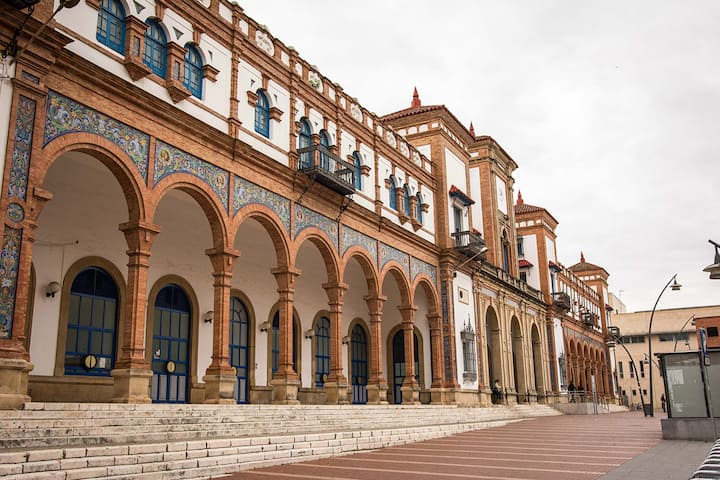 La estación de trenes de Jerez, justamente enfrente del piso. 

Unas de las estaciones más bonitas de Andalucía. 