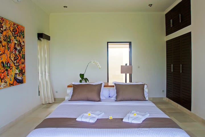 A serene and elegant bedroom designed for deep rest. Clean lines, soft tones and natural light create a peaceful atmosphere, while the direct connection to your ensuite bathroom keeps everything effortless and comfortable.