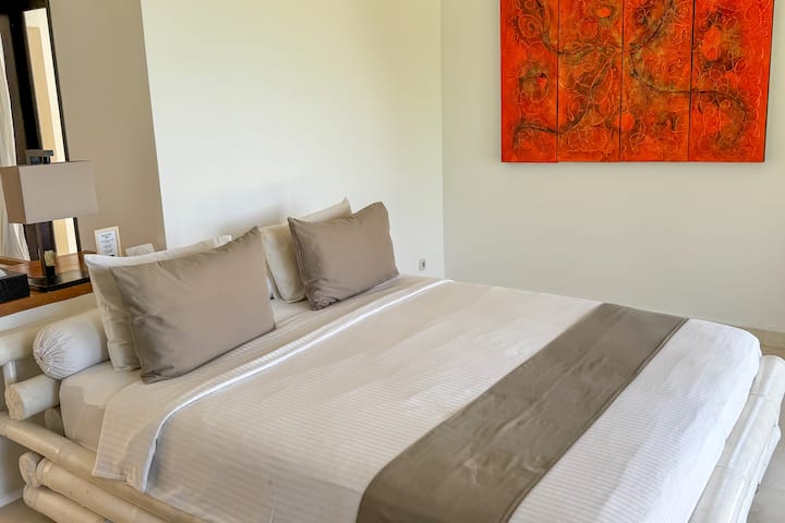 A generous king-size bed invites deep, uninterrupted rest. Soft textures, calm tones and a quiet atmosphere create a space to fully unwind, with the ensuite bathroom just steps away for effortless comfort.