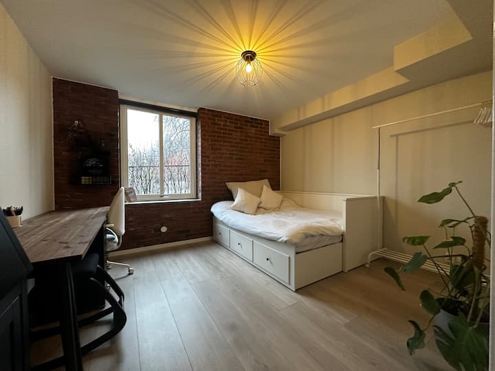 Chumba cha kulala. Kitanda cha watu wawili. Kitambaa cha kitanda kimejumuishwa.