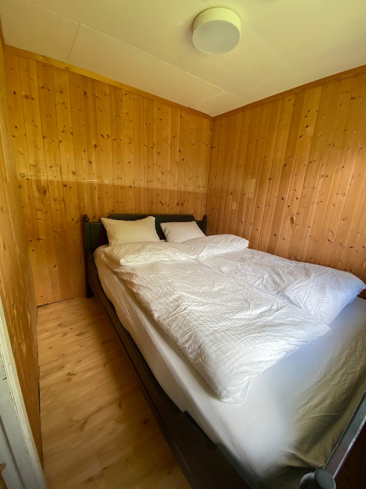 Soverom i annekset. Merk at rommet er lite, så personen som ligger nærmest veggen, må klatre over den andre personen i sengen.  אין חימום במלحق. הנספח בנוי בצורה גרועה - הוא או מוזר ומקסים או סיוט של נגרים