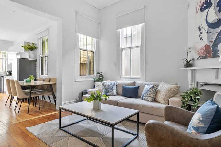 Newtown Nest: Chic Terrace Living Off King Street - North Shore