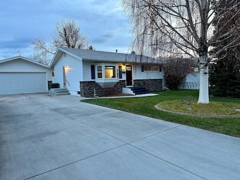 Cozy Charmer Cottage - Soak and Relax