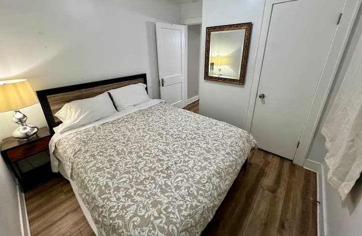 Queen bed with excellent linens