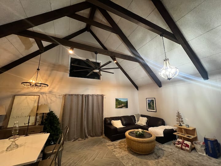 Newly Remodeled Spacious A Frame Lodge 2600+sf - Little Rock, AR