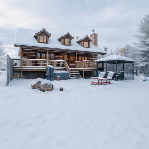 Relax & Rewind: Spacious riverside with hot tub