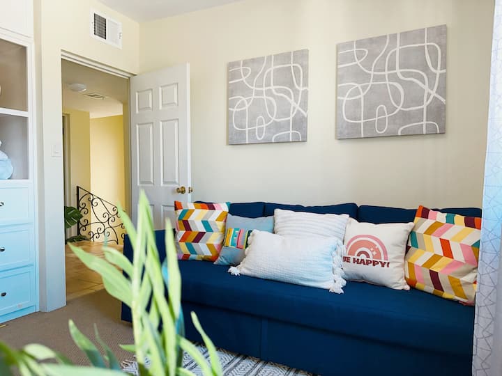 Спална соба 3 со кауч на спуштање.
Има душек со брачен кревет (широк 150-179 см) кој е многу удобен.