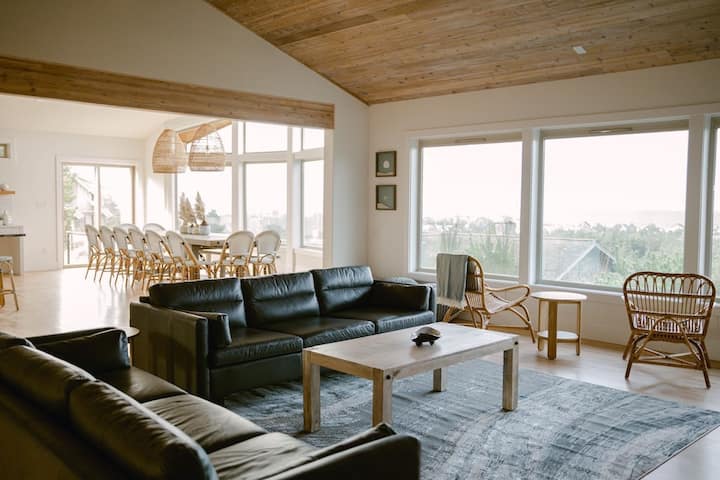 Rip Tide Beach House 4br/3ba Jacuzzi/sauna - Cloverdale, OR
