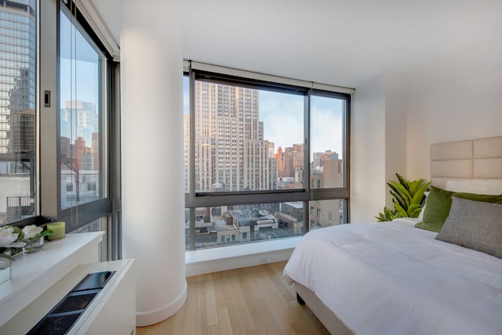 Luxury Skyscraper 2 BR—City Views—24 HR Doorman