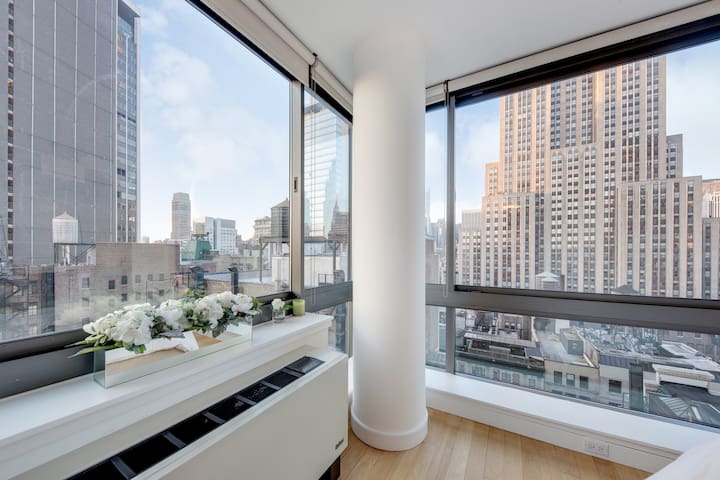 Luxury Skyscraper 2 BR—City Views—24 HR Doorman gallery image 4