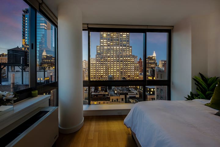 Luxury Skyscraper 2 BR—City Views—24 HR Doorman gallery image 2