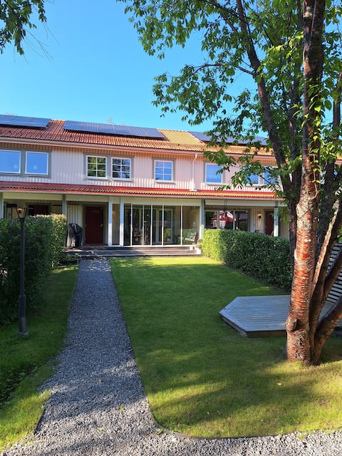 Spacious townhouse, 8 beds, 4 bedrooms, parking