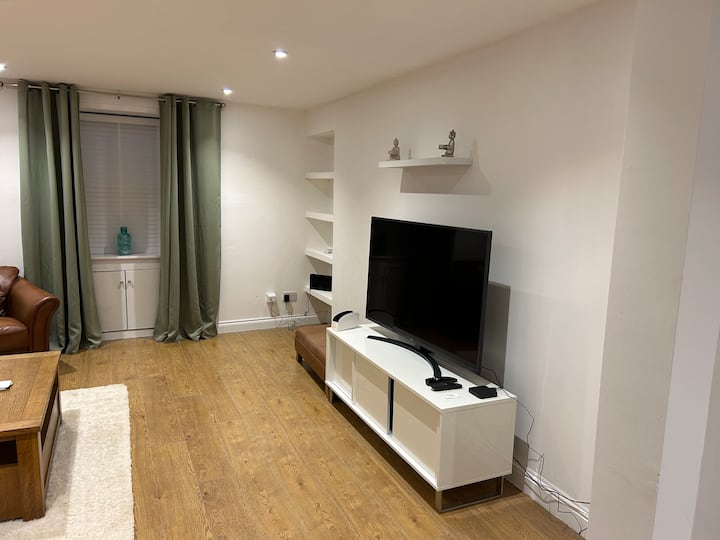 Ground Floor Large 3 Bed Apartment Private Entry - Falkirk