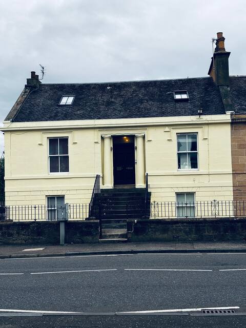 Ground floor Large 3 Bed Apartment private entry