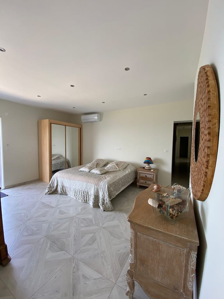 Ďalšia spálňa, pretože vstup do vily je cez túto izbu; nie sú tu žiadne dvere na zatvorenie spálne.