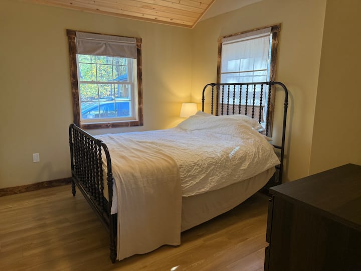 Cama tamaño queen - Acceso directo a los espacios del baño y la sala de estar