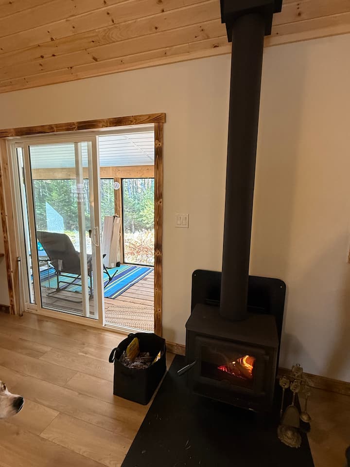 Estufa de leña en el salón principal - Se suministra madera de arranque - Consulte el manual de la casa para obtener una lista de dónde comprar más