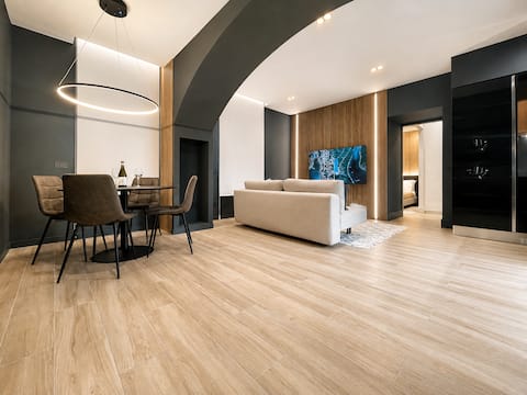 Top Airbnb: Designer suite in historic centre with king bed a Olbia