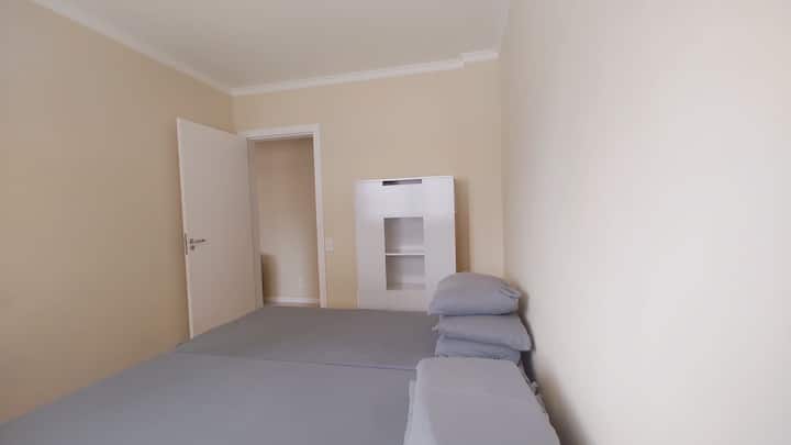 Საძინებელი 01- 2 ერთადგილიანი საწოლი მატრასებით + 2 ცალკეული ერთადგილიანი ლეიბი (ჯამში 4 ერთადგილიანი ლეიბი), სრული თეთრეულითა და ბალიშებით, 1 კომოდი ტანსაცმლის შესანახად. პორტატული ვენტილატორი