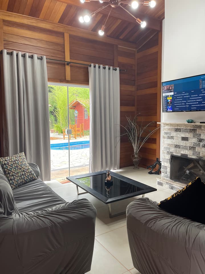 暖炉付きの快適なリビングルーム、プールへの直接アクセス 