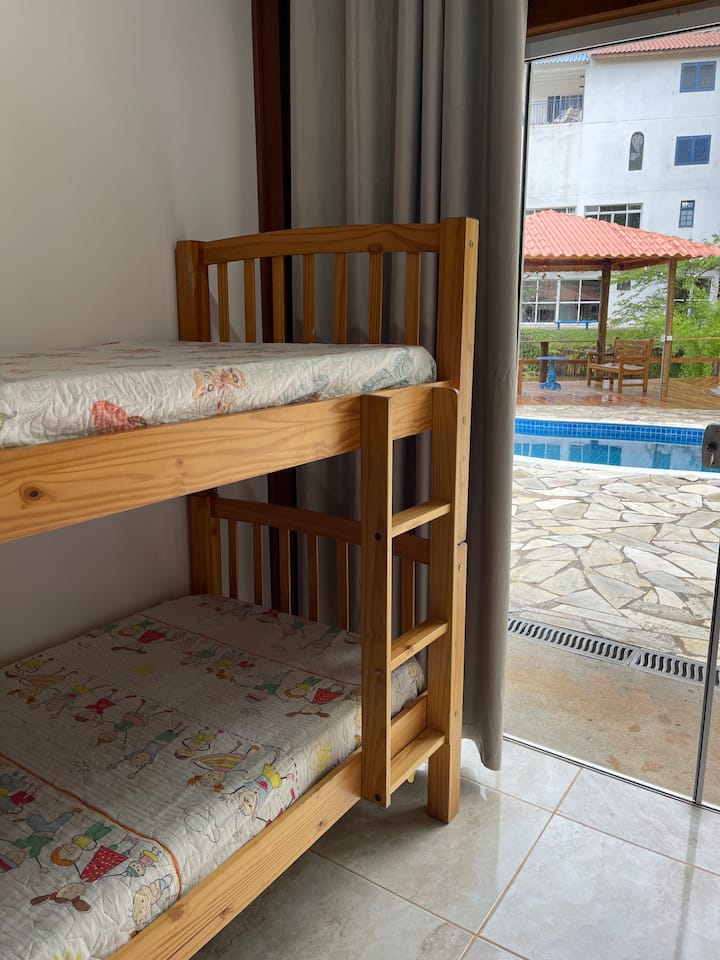 二段ベッド2台を備えたQuaróは4名様でご宿泊いただけます。 プールへの直接アクセスと遮光カーテン付き 