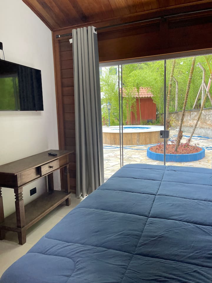 キングサイズベッド付きのスイート、プールへの直接アクセス、遮光カーテン、テレビ