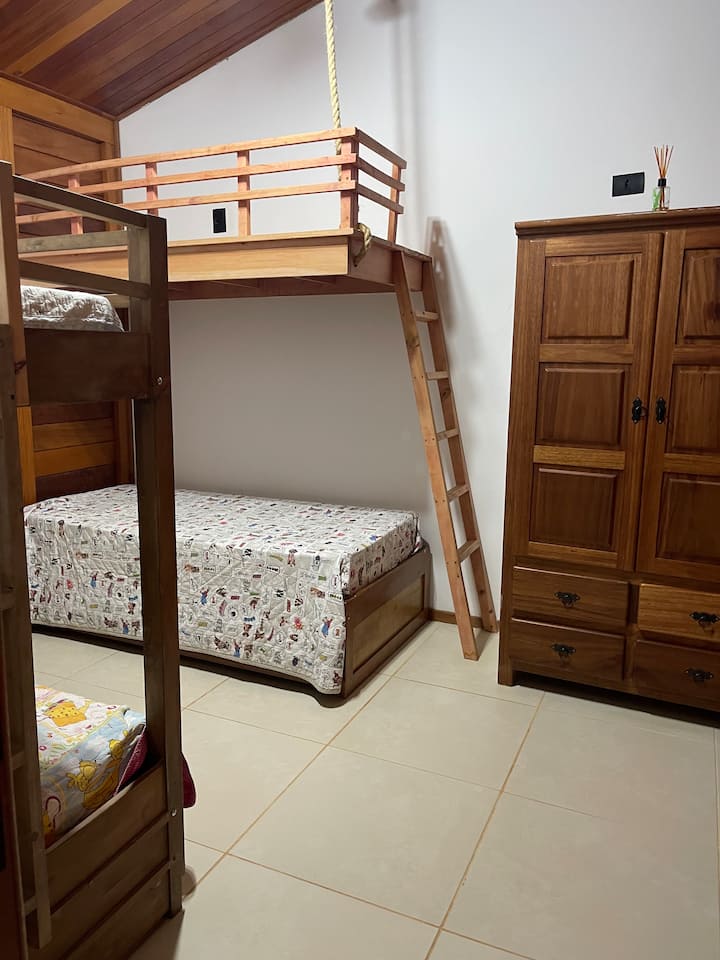 2段ベッド2台と空中ベッド1台で5名様までご宿泊いただけます。クローゼットがあります 