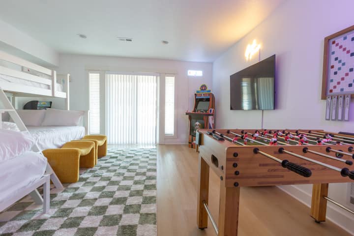 Тази забавна стая с двуетажни легла е и рай за игри, като разполага с двуетажно легло и допълнително единично легло, където могат да спят удобно до четирима гости. Насладете се на аркадни игри, футбол на маса, скрабъл, телевизор и други за безкрайно забавление.