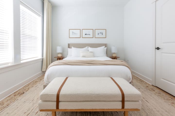 Уютна спалня с двойно легло, меки тонове и естествена светлина. Предлага директен достъп до основната спалня – идеално за семейства или приятели.