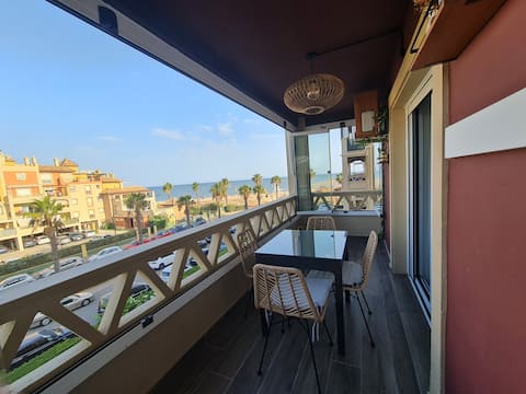 Apartment on the beachfront. Sea views. AC | WiFi