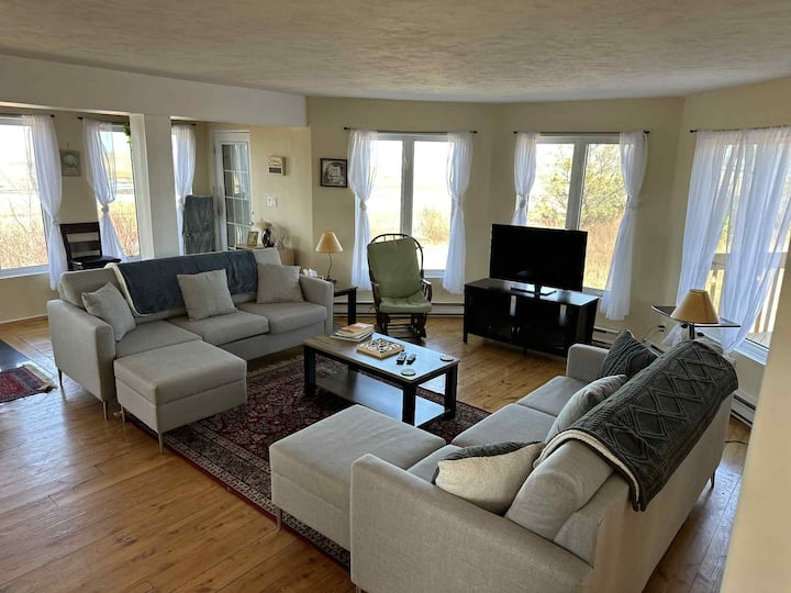 Beachside Living • Spacious Home • Walk To Shore - Shediac
