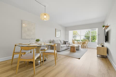 Popular Airbnb listing: Igna Sea O | Steps to Beach | Walk to the beach in Lauderdale By The Sea