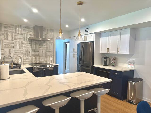 Cozy Oasis | 9 Beds | Fire Pit, Hot Tub, Movie Den gallery image 4