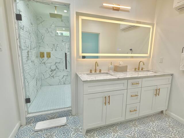 Cozy Oasis | 9 Beds | Fire Pit, Hot Tub, Movie Den gallery image 5