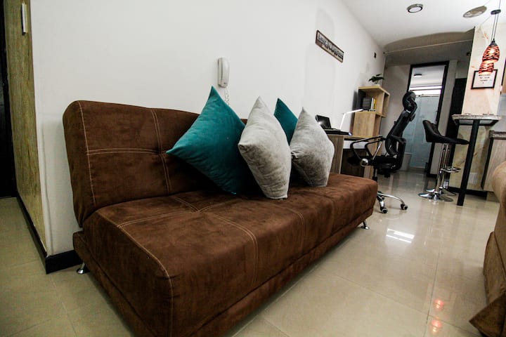 ספה נפתחת בגודל מלא בסלון יכולה להכיל בנוחות אורח חמישי - אידיאלי לקבוצות גדולות יותר או למשפחות גדולות יותר. 