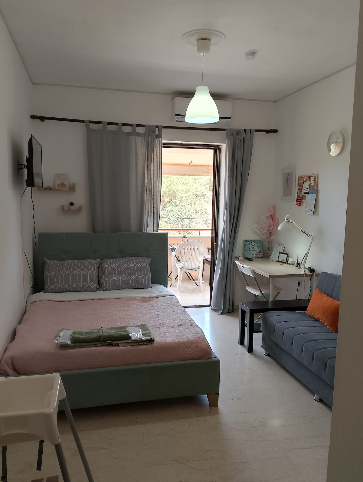 Cómoda cama doble y sofá cama.