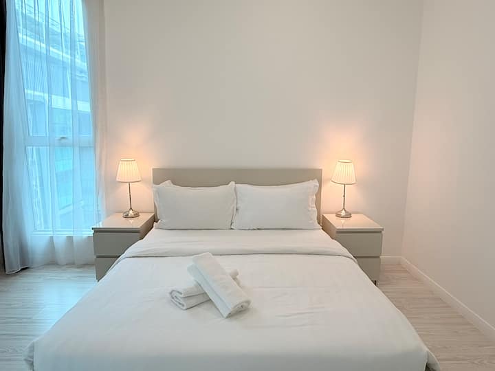 Jednotka A manželská posteľ + 1 matrac na podlahe (na základe skoršej žiadosti, za poplatok) 