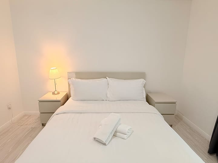 Manželská posteľ jednotky B + 1 matrac na podlahe (na základe skoršej žiadosti, za poplatok) 