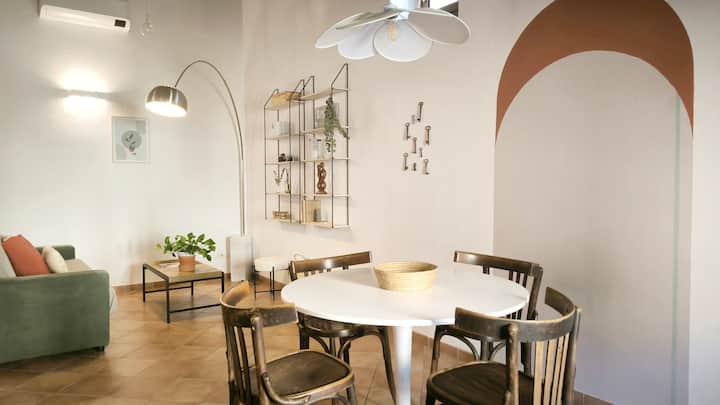 Spazio open-space cucina e sala da pranzo con vista sulle mura del centro storico e soggiorno con comodo divano-letto