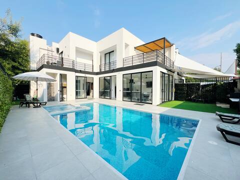 Private Luxury Villa in Ricaurte