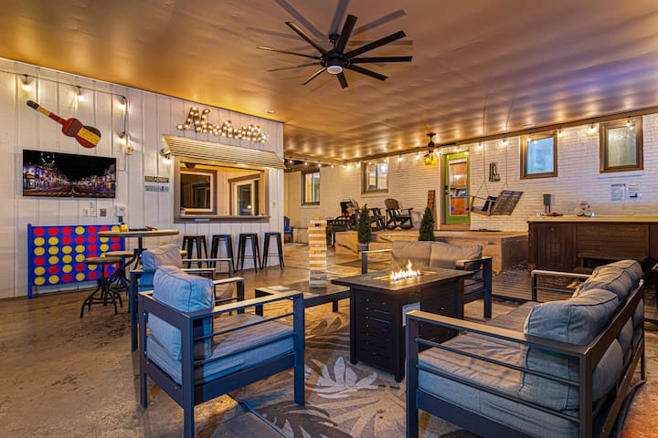 Outdoor Oasis – Hot Tub, 2 firepits, Bar, Music