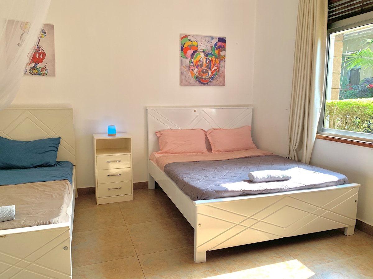 მყუდრო მეორე საძინებელი 2 საწოლით (დიდი და ერთადგილიანი), რომელიც იდეალურია ბავშვებისთვის, მეგობრებისთვის ან კოლეგებისთვის.

ორივე მაღალი სიმკვრივის მატრასები. 