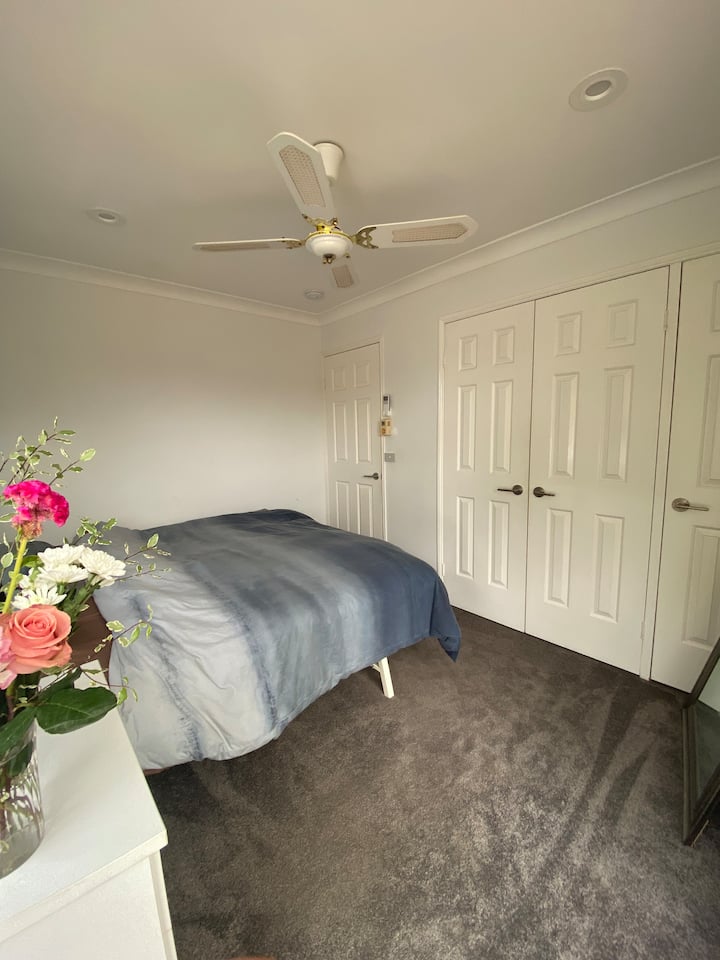 Sovrum med luftkonditionering och fläkt