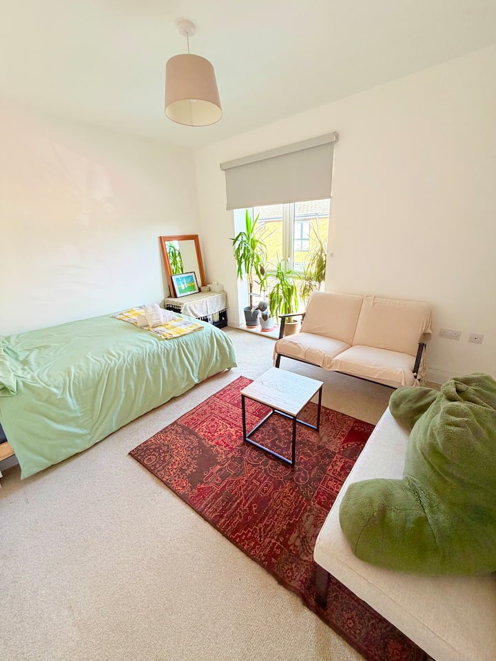 Bright Room With Private Bathroom In Aylesbury - Aylesbury